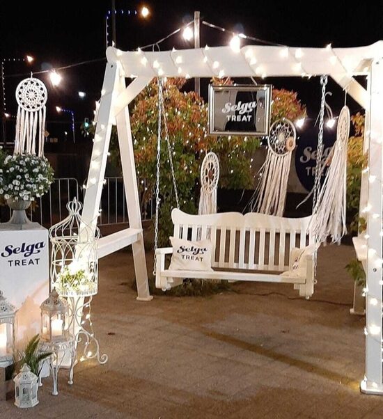 Baltas koka šūpoles