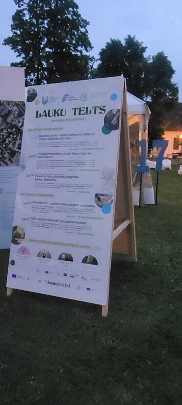 Lielais A tipa info stends