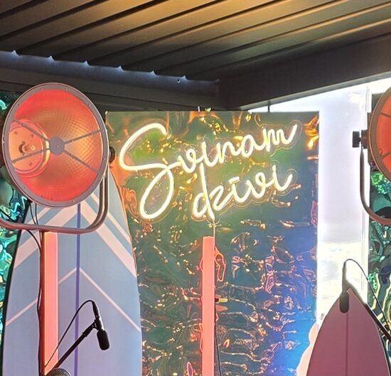 Gaismas uzraksts "Svinam dzīvi"