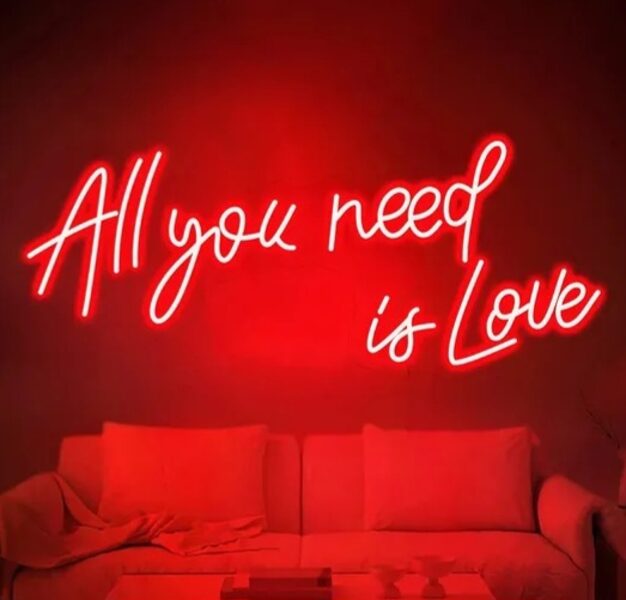 Neona uzraksts "All you need is LOVE"